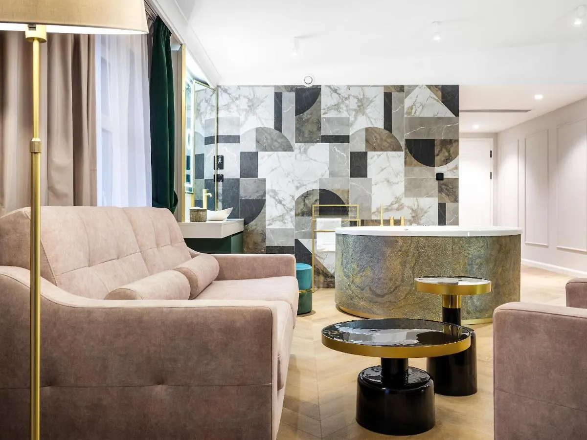 Golden Queen Deluxe Jacuzzi Apartments - Old Town Krakow Aparthotel