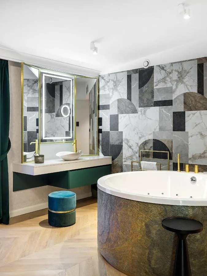 Golden Queen Deluxe Jacuzzi Apartments - Old Town Krakow Aparthotel