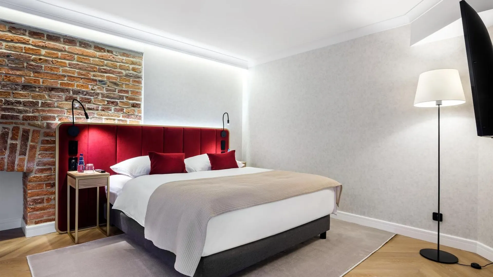 Golden Queen Deluxe Jacuzzi Apartments - Old Town Krakow Aparthotel